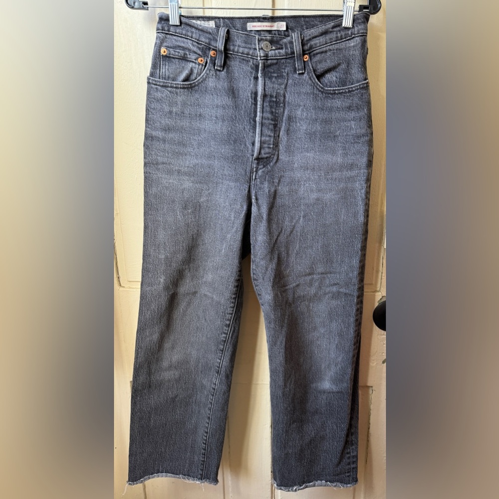 Pre-worn Levi’s - Ribcage straight w/raw hem